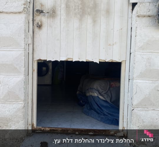 דלת פגומה עם חור בתחתית, רצפה מלוכלכת